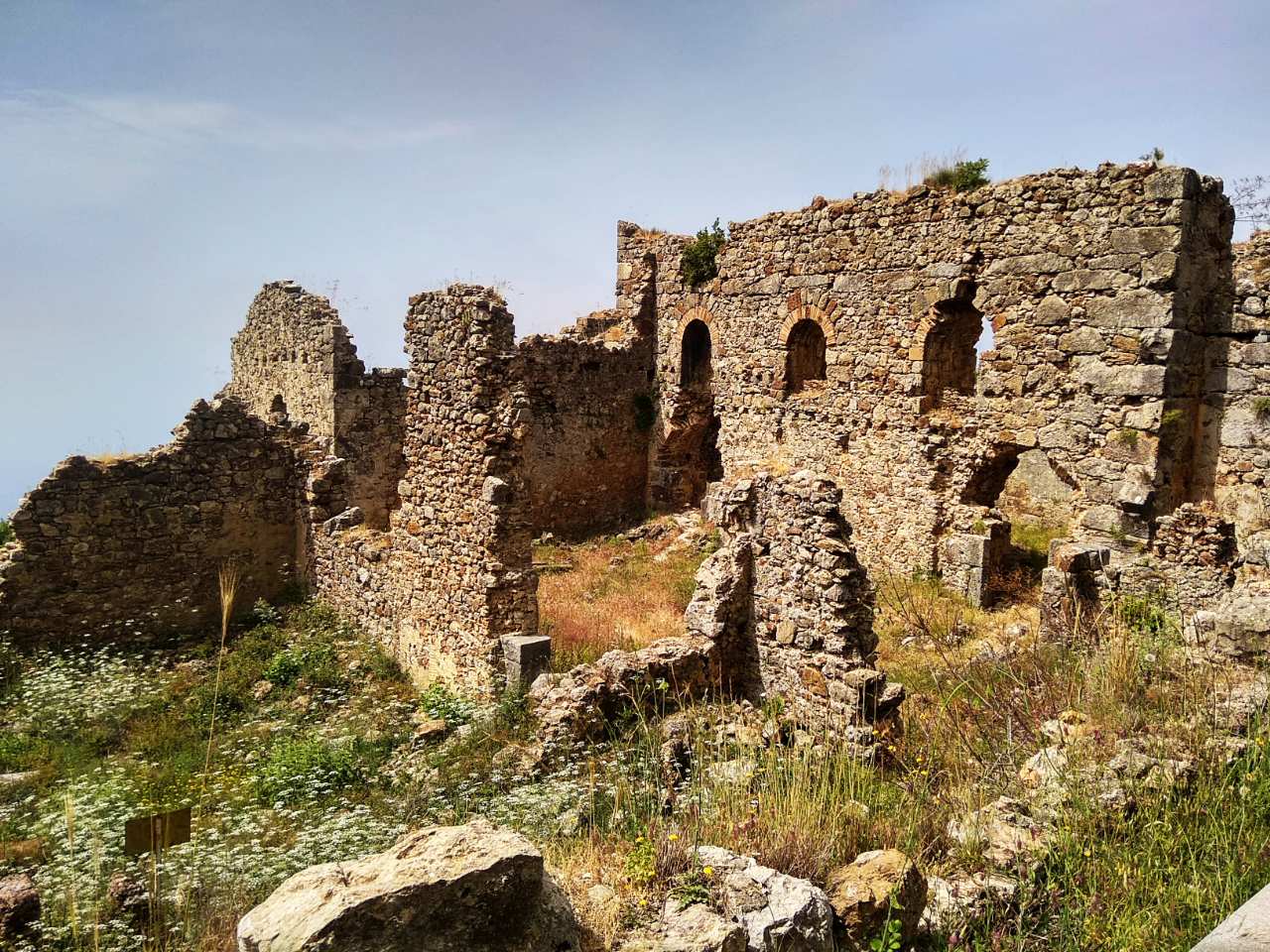 Руины каменных стен с арками в Сиедре