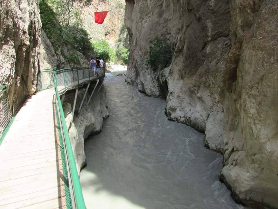 دیوارههای سنگی، آب و سکوی پیادهروی در تنگه ساکلیکنت