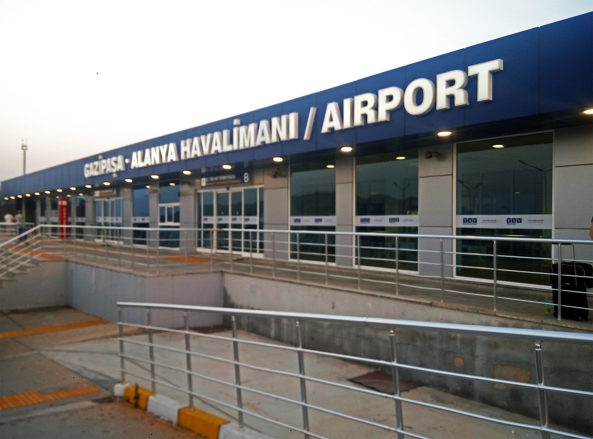 Gazipaşa–Alanya Havalimanı terminal girişi ve tabelası, 2017